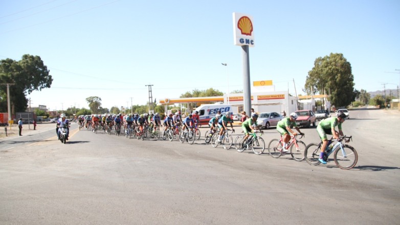 Parte del gran pelotón de ciclistas locales y de otras provincias y países, quienes participaron de la 67° Clásica Doble Difunta Correa.