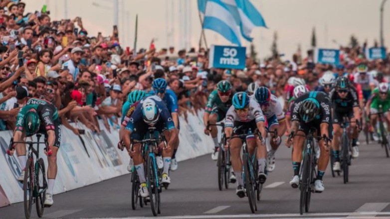 Año a año, miles de sanjuaninos viven con pasión cada una de las etapas de la Vuelta acompañando a todo el pelotón de ciclistas participantes.