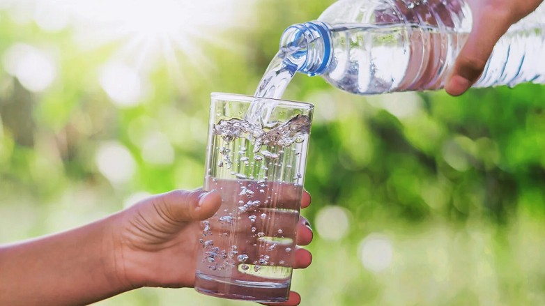 Salud recuerda la importancia de mantenerse hidratado para un verano saludable