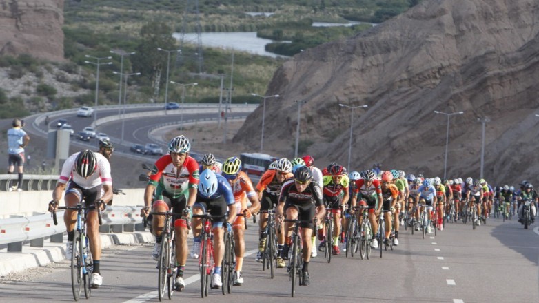 Año a año, decenas y decenas de ciclistas libres y máster de todo el país arriban en verano a San Juan para participar de la temporada de ciclismo en ruta y, especialmente, de la gran cita ciclística reservada para estas categorías. El Tour del Sol 2025 recorrerá Capital, Santa Lucía, Rivadavia, Sarmiento, entre otros departamentos. 