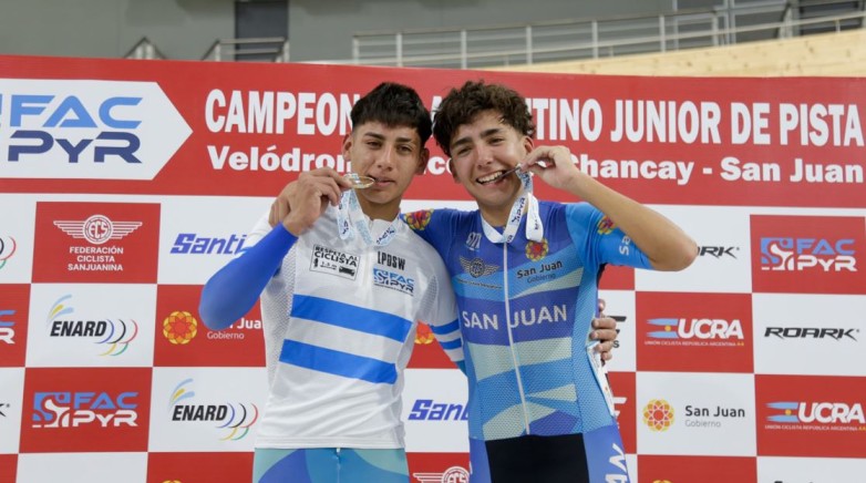 Fotografía: Facundo Tivani (izquierda) celebra la medalla de oro junto al también sanjuanino Benjamín Guzmán (derecha), ganador del bronce, en la especialidad Vuelta a los puntos, en el Campeonato Argentino de Pista – San Juan 2025, de Menores y Junior, celebrado el fin de semana pasado en el velódromo Vicente Alejo Chancay, Pocito.