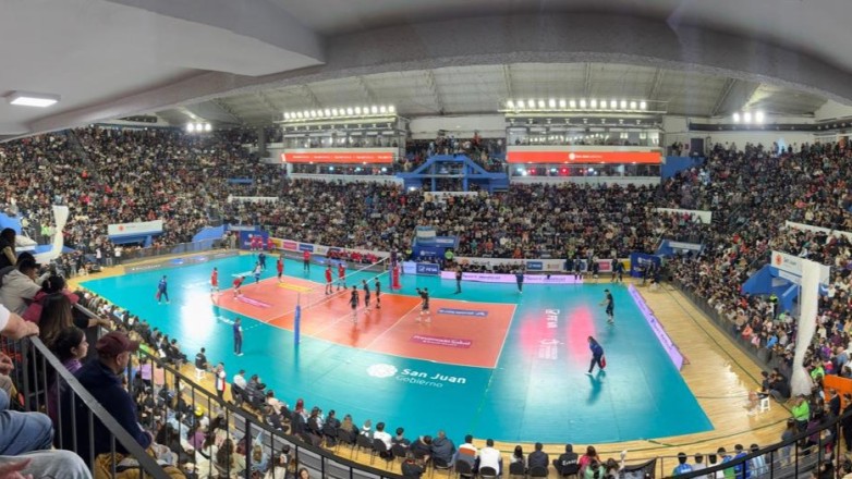 Multitudinaria convocatoria de público en los amistosos de la Selección Argentina Mayor masculina de vóley ante Cuba, a principio de junio 2025, como despedida del seleccionado previo a la Volleyball Nations League 2025. El equipo que integran los sanjuaninos Matías Sánchez, Bruno Lima y Manuel Armoa Morel hacía siete años que no se presentaba en el Aldo Cantoni de San Juan.